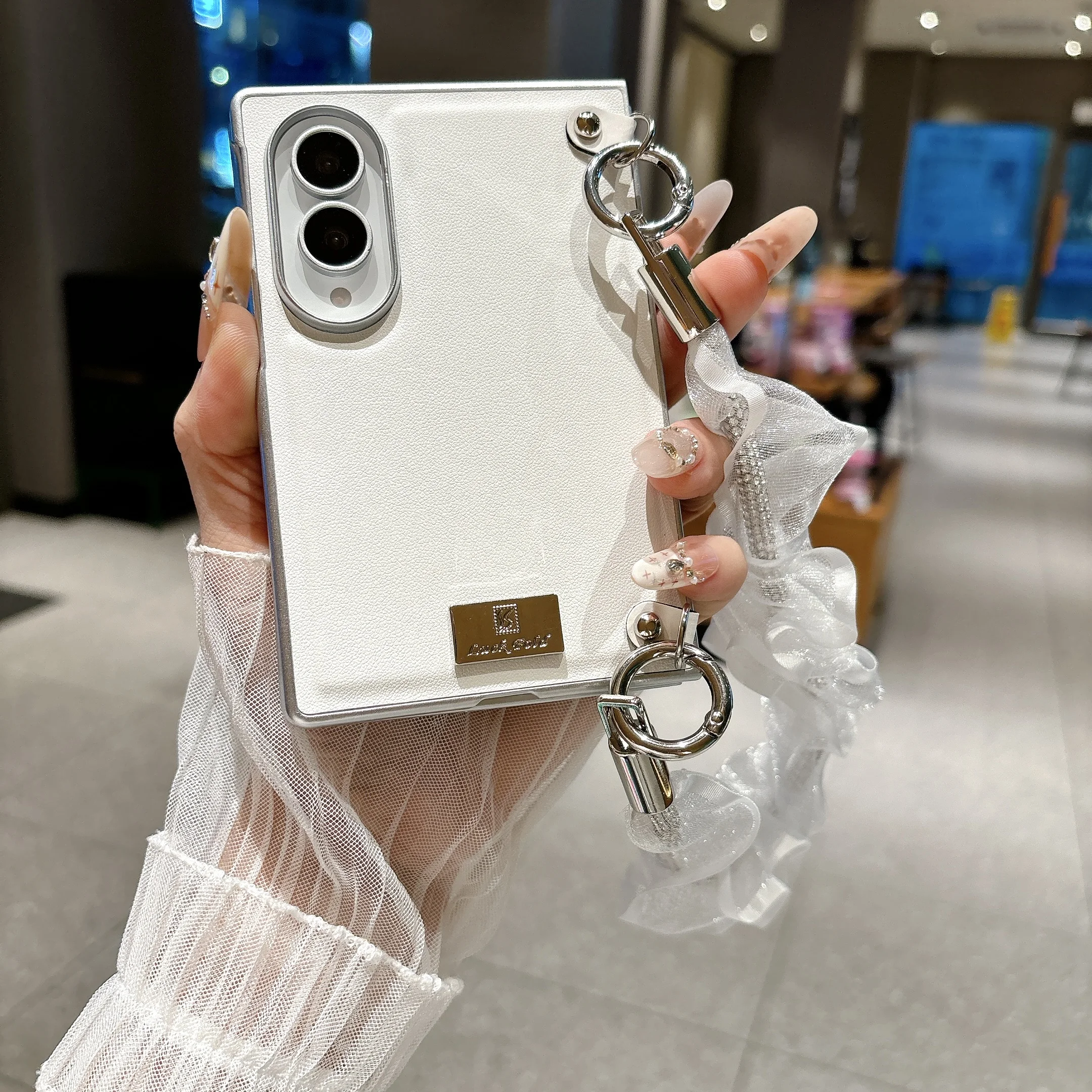 Handyhülle für Samsung Z Fold 8, stoßfest, mit Linsenschutz, tragbar, schlank, mit modischem Perlen-Seidenschal-Handgelenksband aus Leder