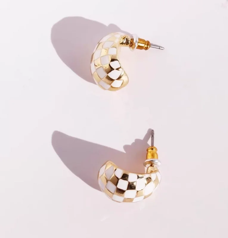 Elegante witte emaille druppeloorbellen, stijlvolle en veelzijdige schaakbordoorbellen.