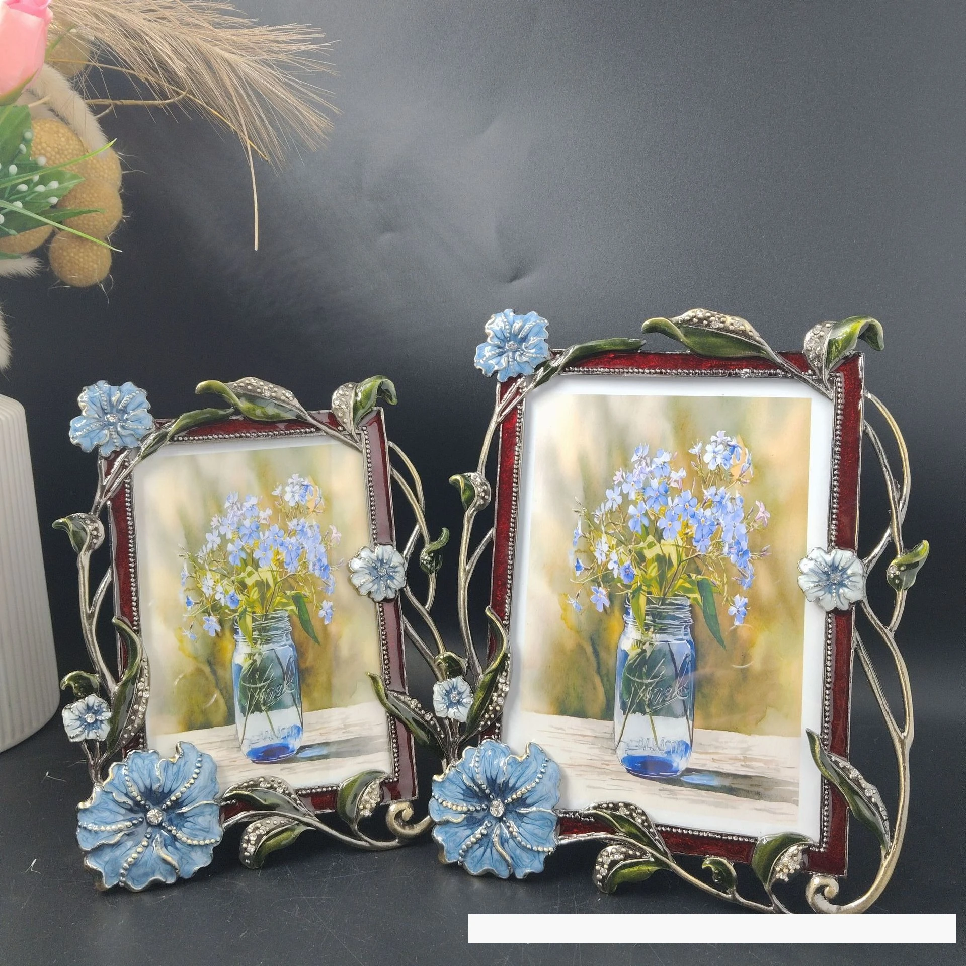

Enamel color fashionable retro metal photo frame, light and high hardness family ornament decoration