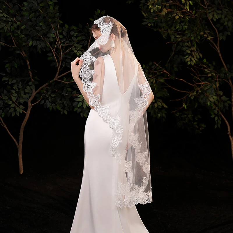 White elegant bridal veil, waist length veil suitable for women's weddings (excluding earrings)