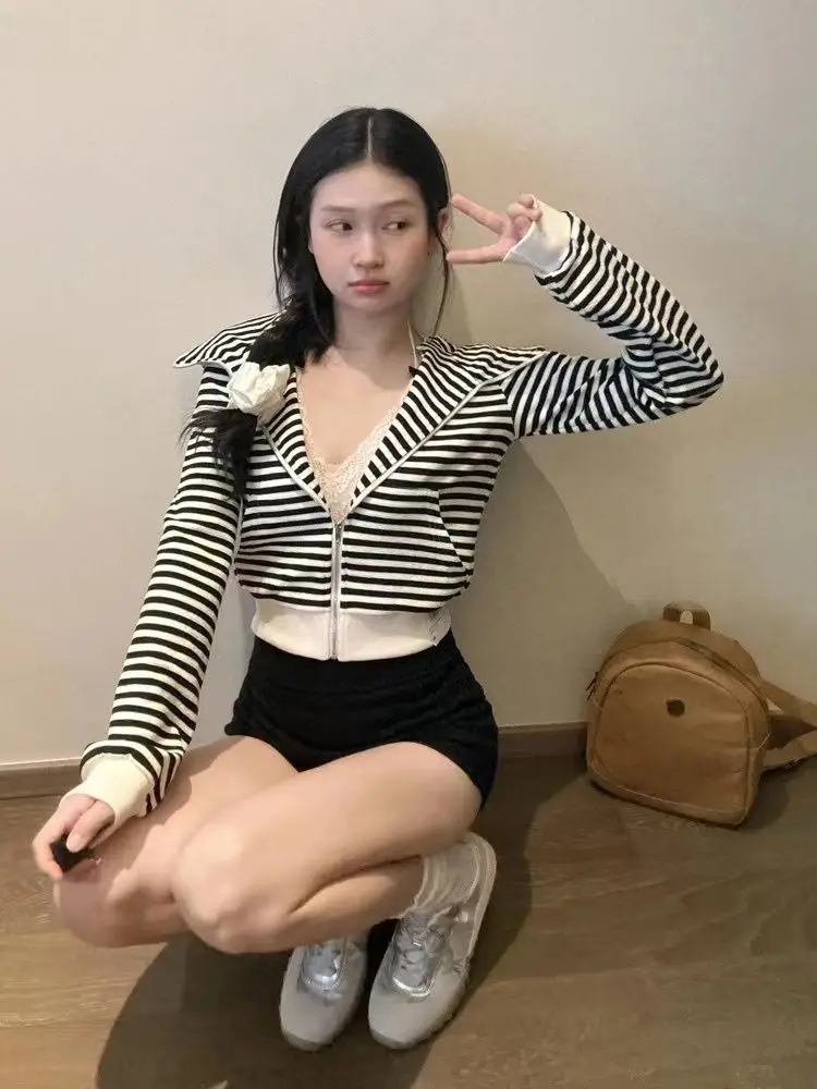 Damen-Kapuzenpullover mit Kapuze und Reißverschluss. Geeignete Schichtung. Tragen Sie Material. Dicker Reißverschluss. Sportliche Basics. Drucke bestickt