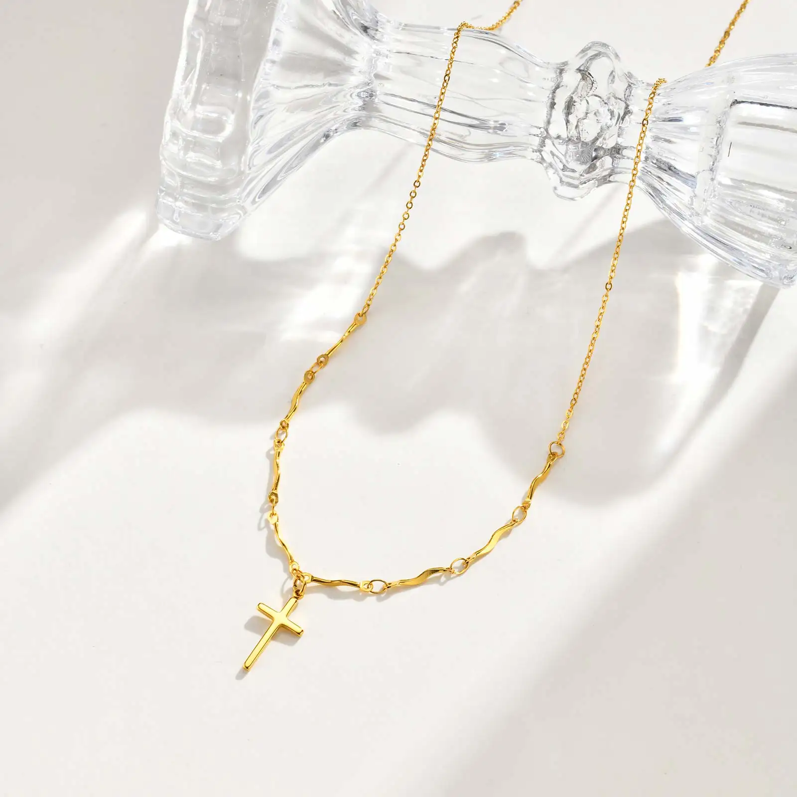 Minimalistische Halskette mit Kreuzanhänger aus Edelstahl, lichtecht vergoldete Wellenkette, Charm-Halskette, exquisiter Schmuck für Frauen – Detail 6