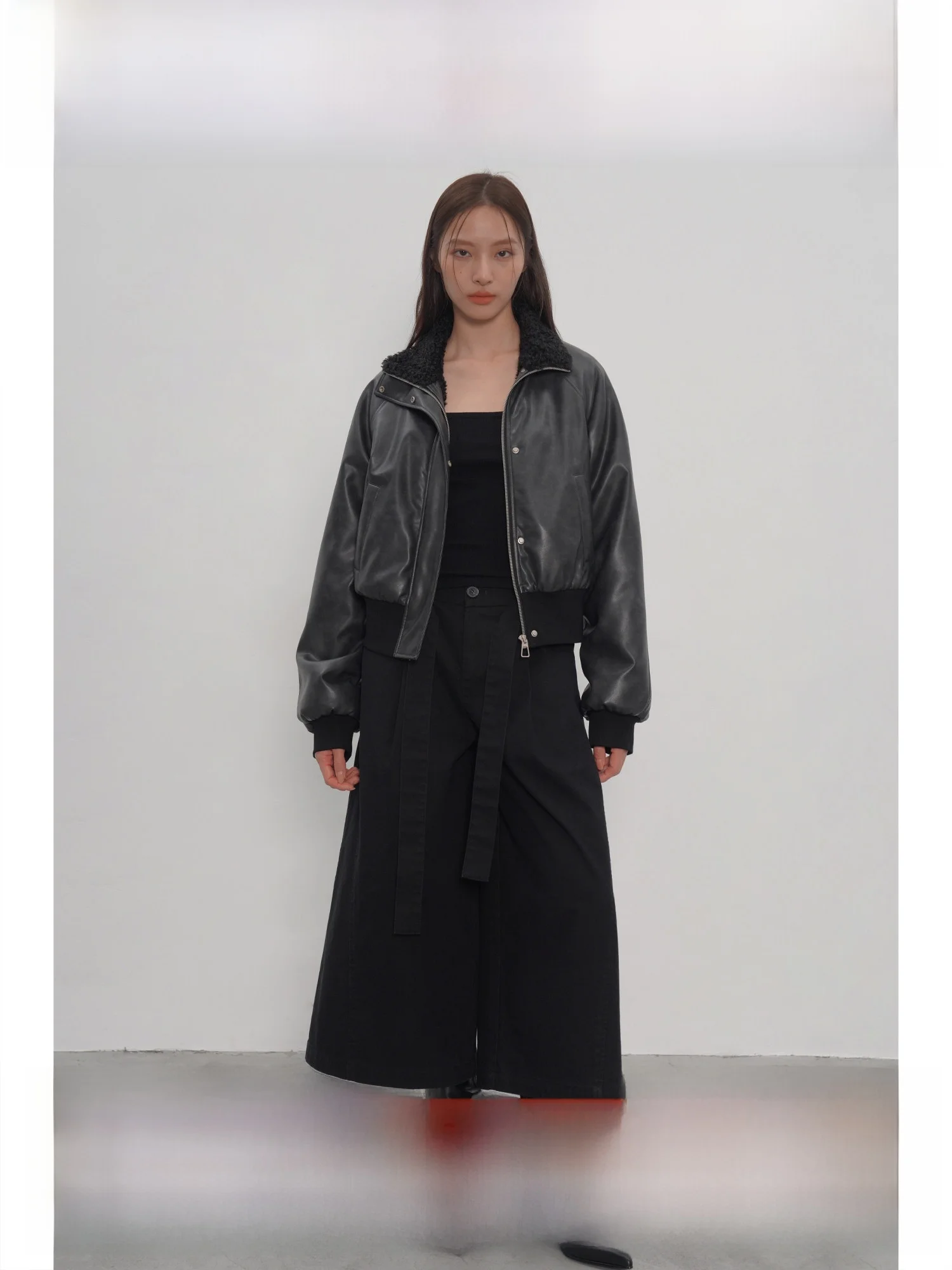 EIGHTHMONTH 黒フリース裏地ショートレザージャケット女性のルーズフィットカジュアルスタイル秋冬新着 PU レザーコート