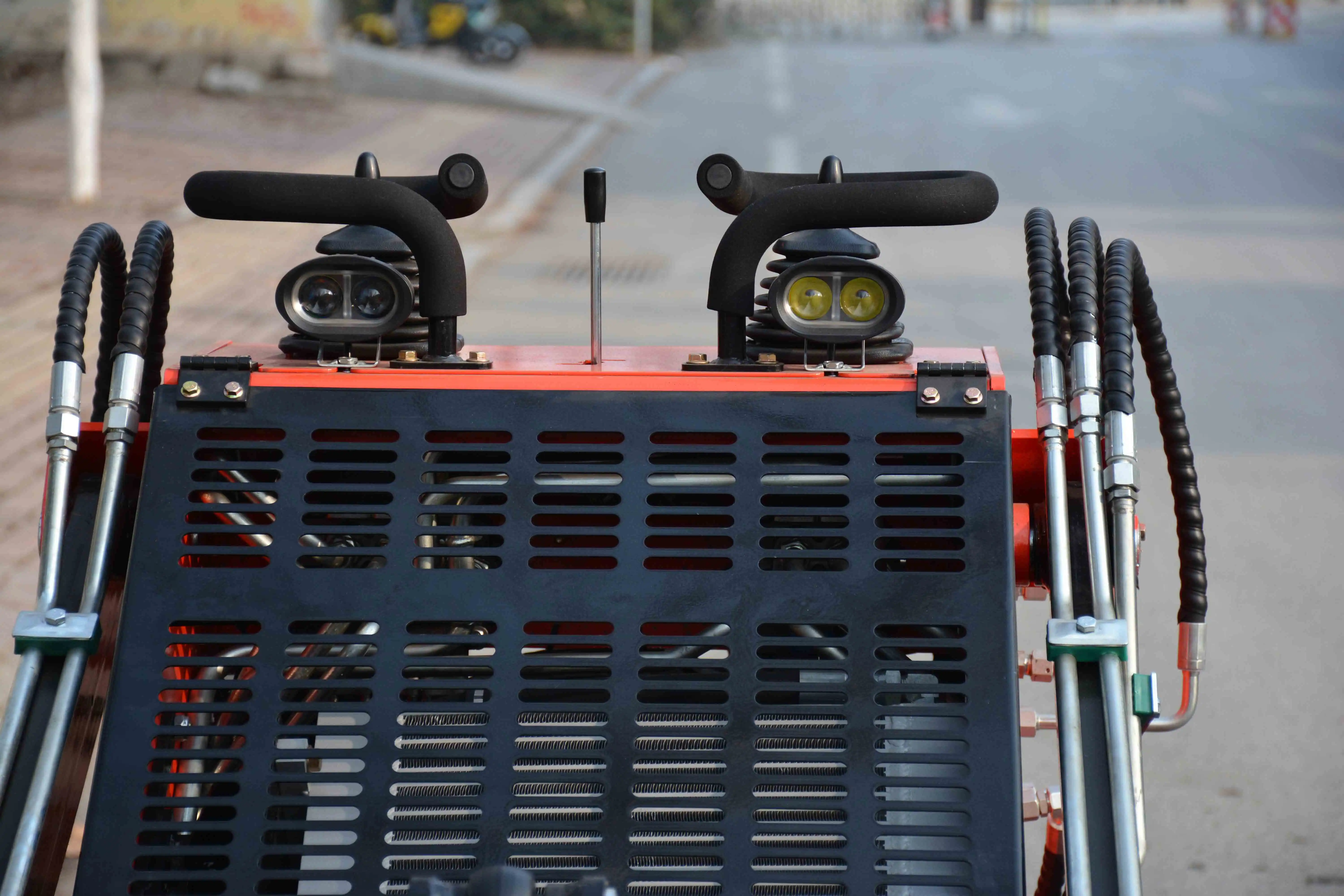 جرافة زاحفة مخصصة، جرافة انزلاقية توجيهية صغيرة، تستخدم للمزرعة العائلية والبناء، كشط التربة