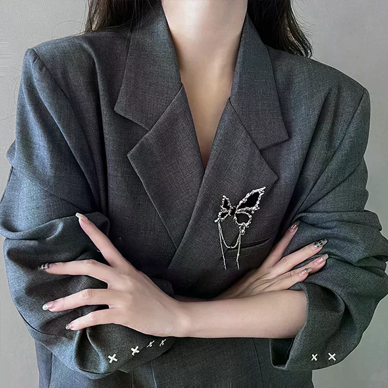 Fashion Metal Chain Butterfly Brooch Tassel Pendant for Women Lapel Pins Suit Badge Party Wedding Clothing Accessories Jewelry