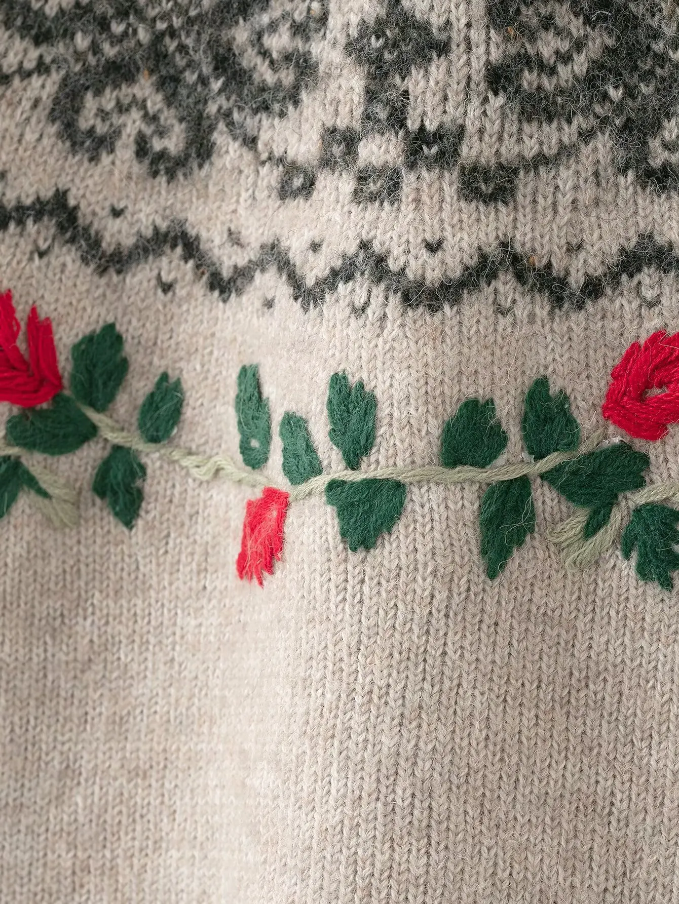 Zevity New Women Fashion Short Sleeve Leaves Embroidery Jacquard Knitting Sweater Female Chic O Neck Pullover Coat Tops SW9463