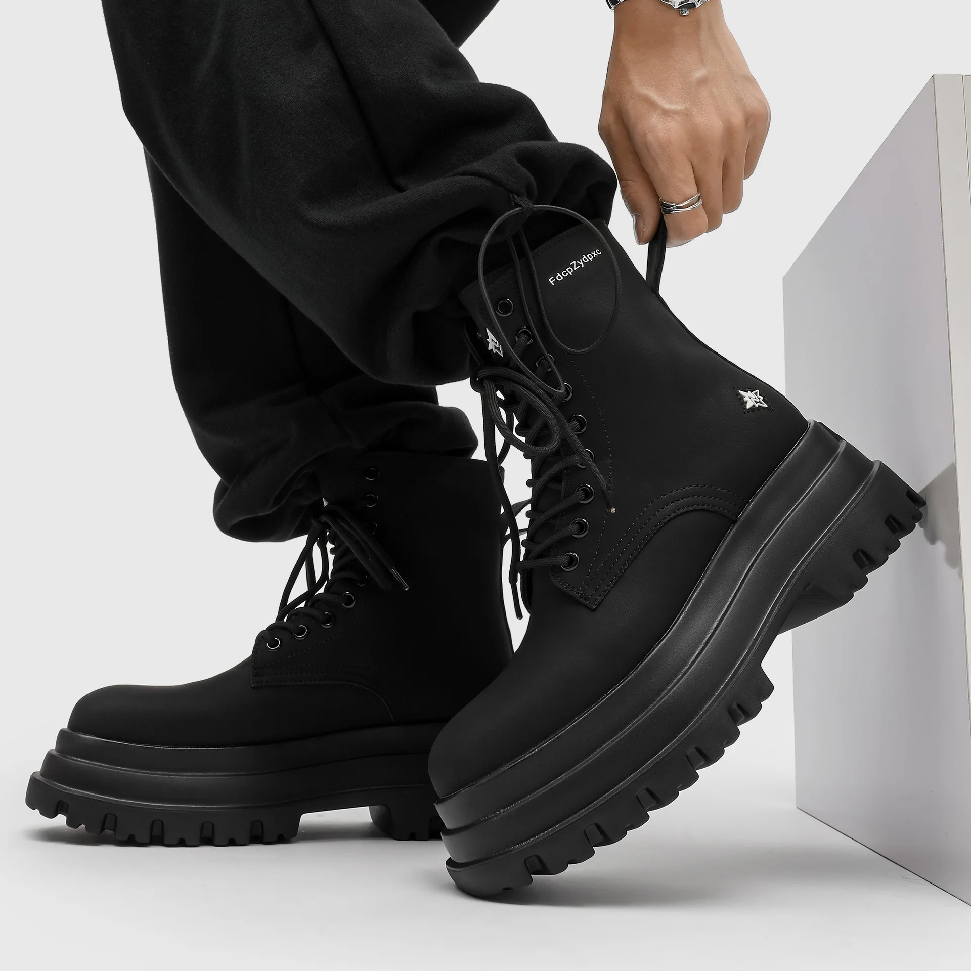 

2025 новые британские жареные уличные локомотивные ботинки на шнуровке, модные трендовые ботинки для инструментов