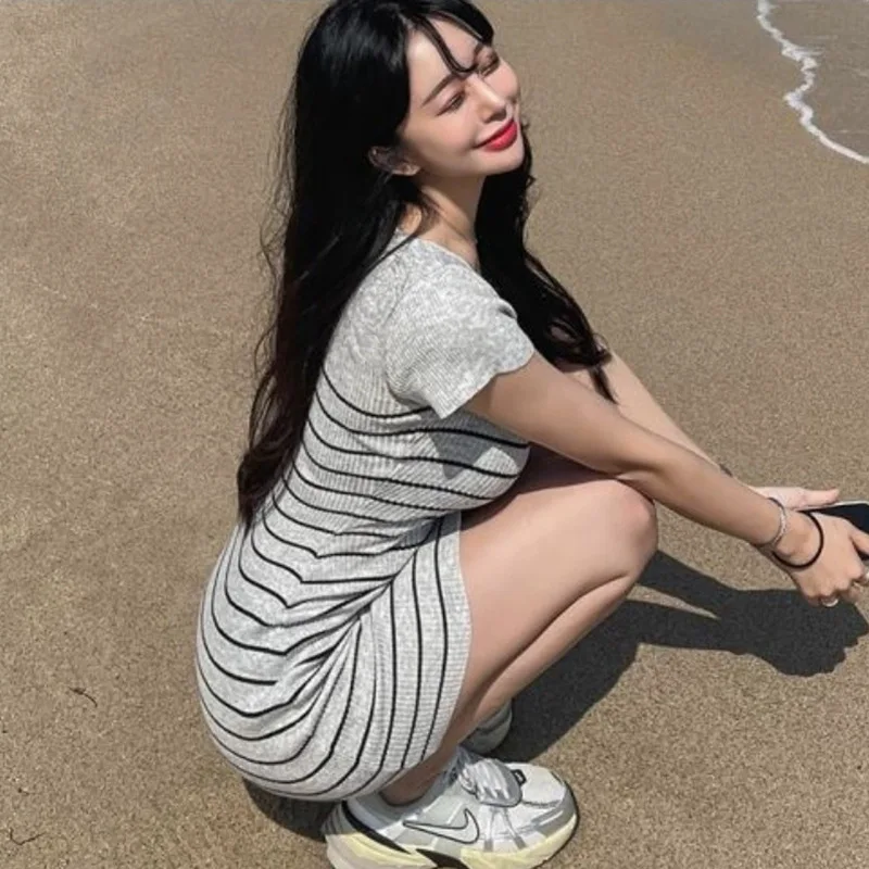 ชุดเดรสไหมพรมทรงเข้ารูป แขนสั้น ลายทาง คอวี ดีไซน์เกาหลี สไตล์ใหม่ เรียบหรู กระโปรงสั้น รุ่น T6A3