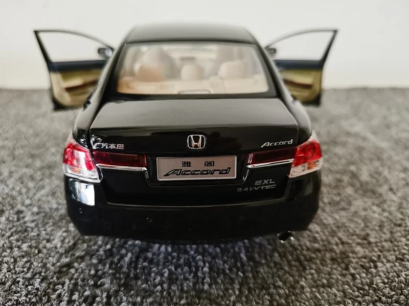 Modelo de coche de plástico fundido a presión para niños, colección de regalos de exhibición, Metal negro/dorado, para Honda Accord 8th, mitad y ocho, 1/18