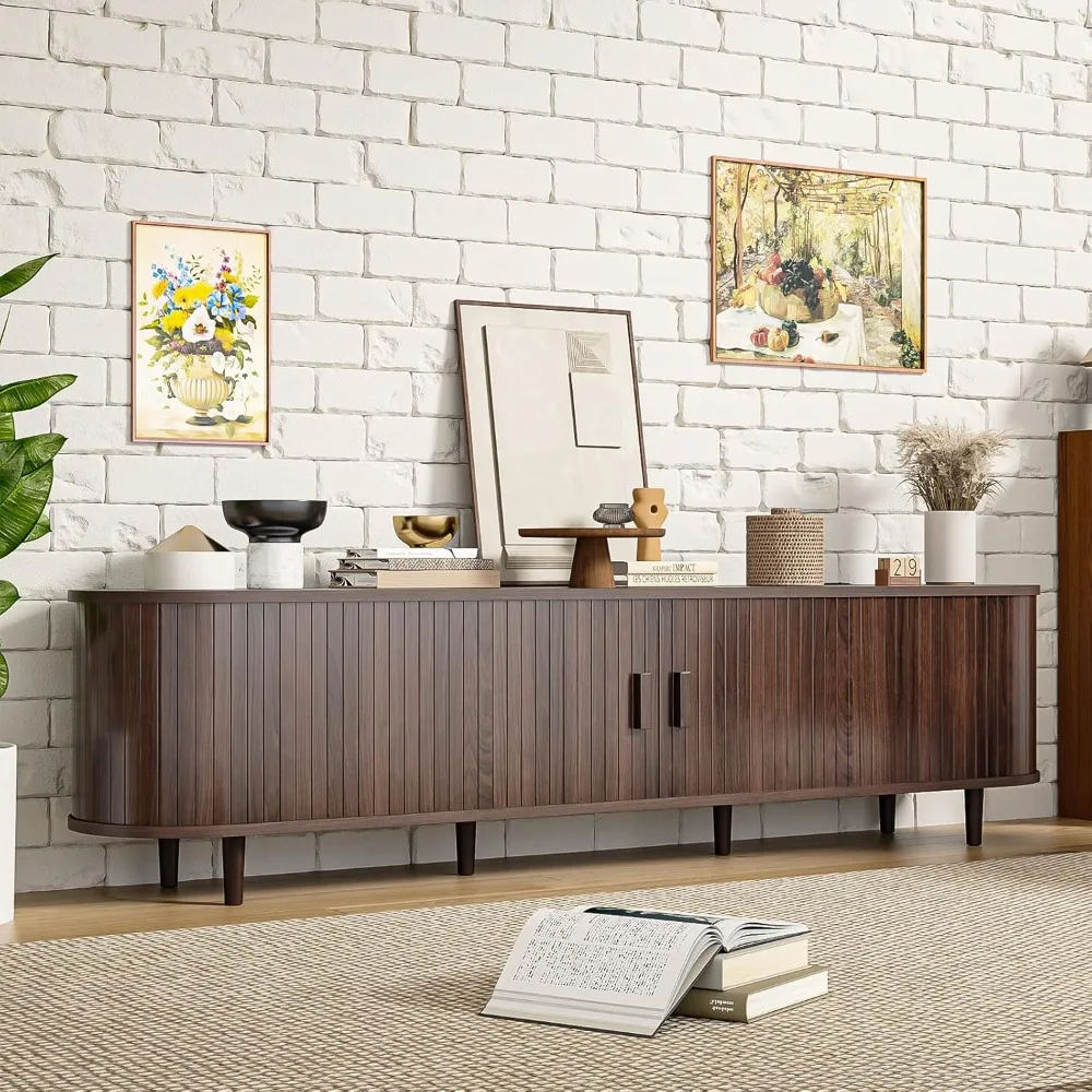 حامل تلفزيون حديث مقاس 70 بوصة من منتصف القرن مع أبواب منزلقة، ومركز ترفيه للتخزين الخشبي يتميز بأرفف قابلة للتعديل