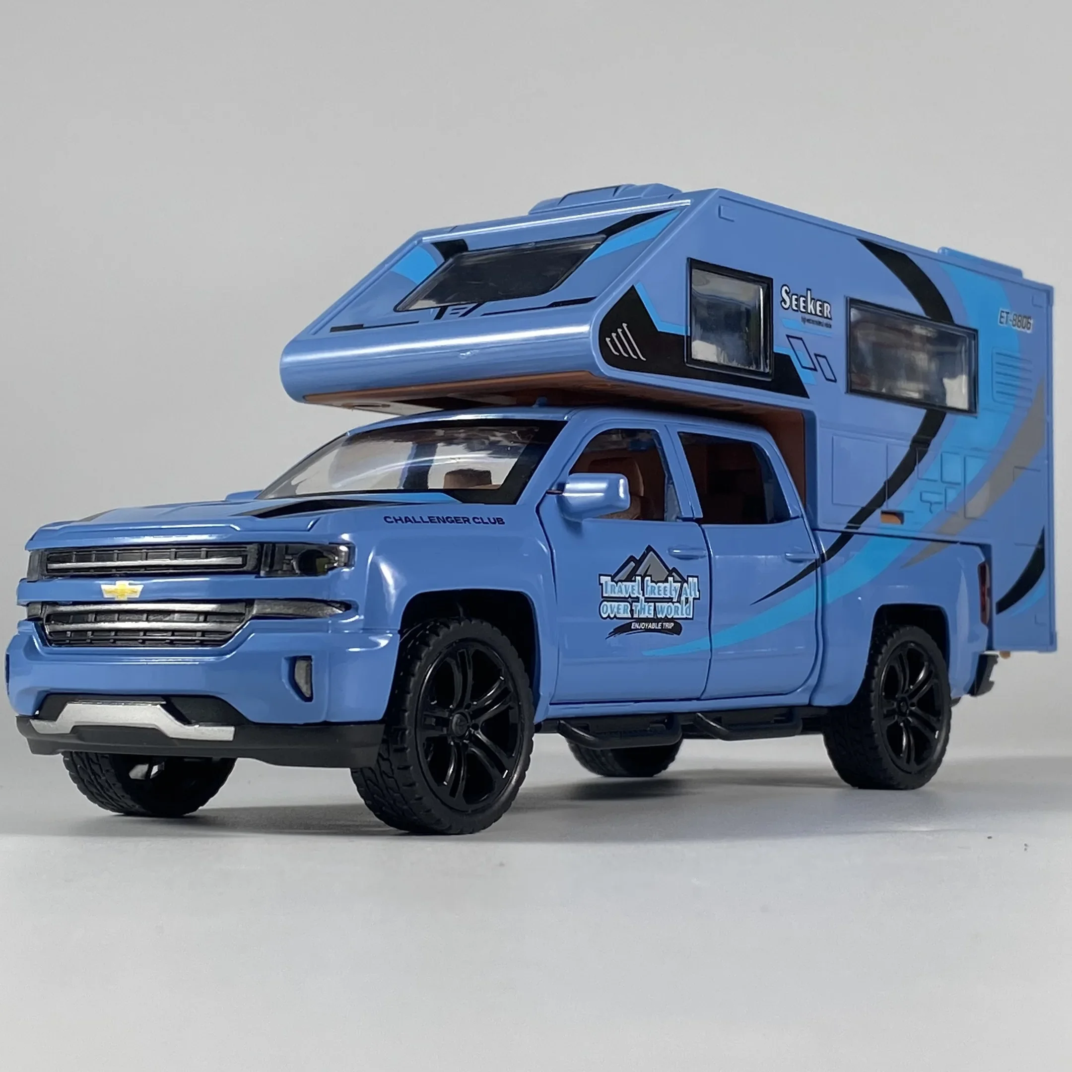 Camping tout-terrain RV en alliage moulé sous pression, modèle en métal, son et lumière, jouets à tirer, décoration de la maison, cadeaux pour enfants