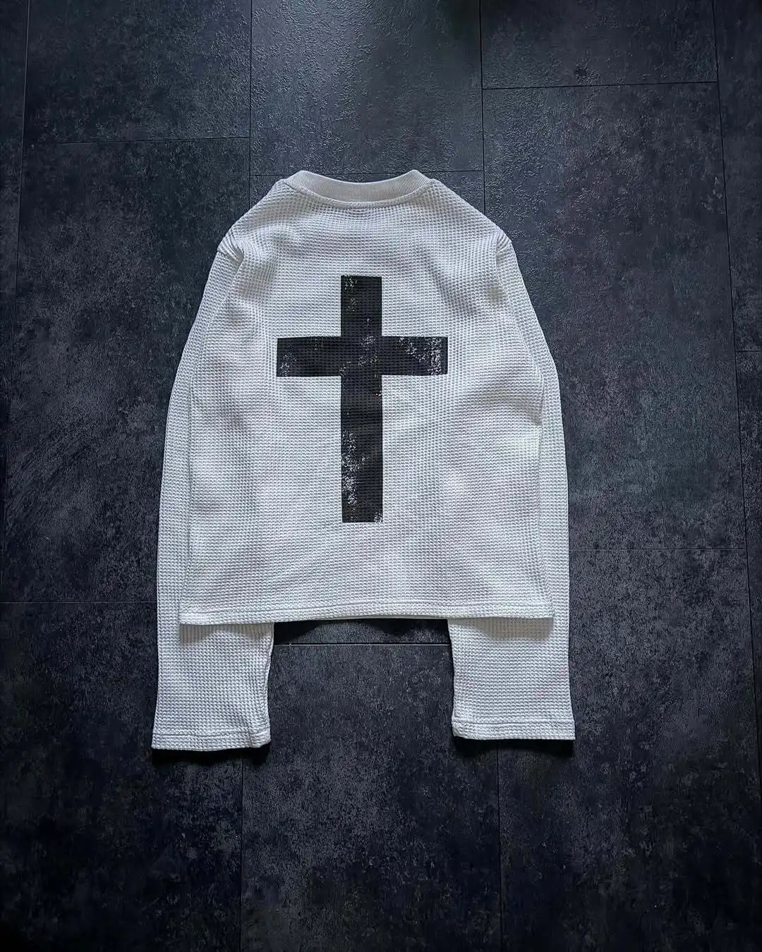 Y2K Gothic Kreuz-Print Waffelstrick Langarm Rundhals Oberteil mit unregelmäßigem Saum, schmal geschnitten, Crop-Top – Detail 2
