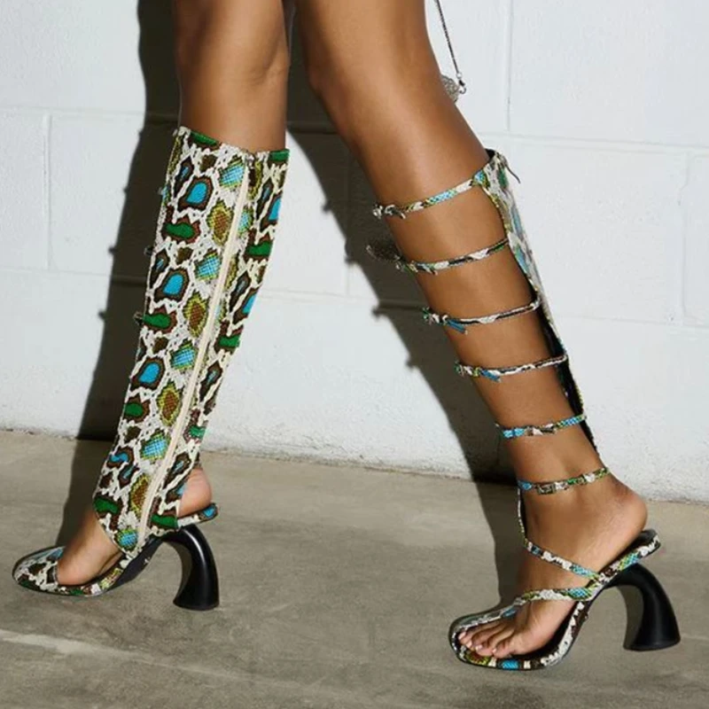 

Сандалии-гладиаторы с закрытым носком на странном каблуке, ботинки из змеиной кожи, кожаный ремень с пряжкой, ремни с вырезами, женская банкетная обувь
