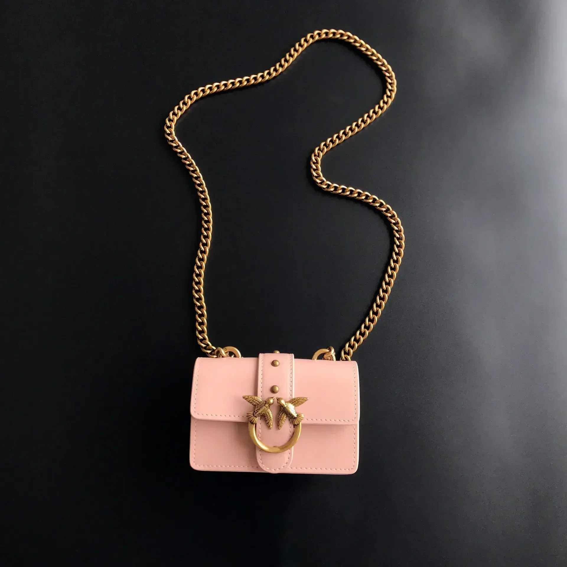 2026 Neue Damen-Umhängetasche in Beige mit V-Steppung, PU-Leder, Goldener Schwalbenverschluss, Ketten-Mini-Schultertasche für den Alltag, Dating, Hochzeit, Bestseller – Detail 33