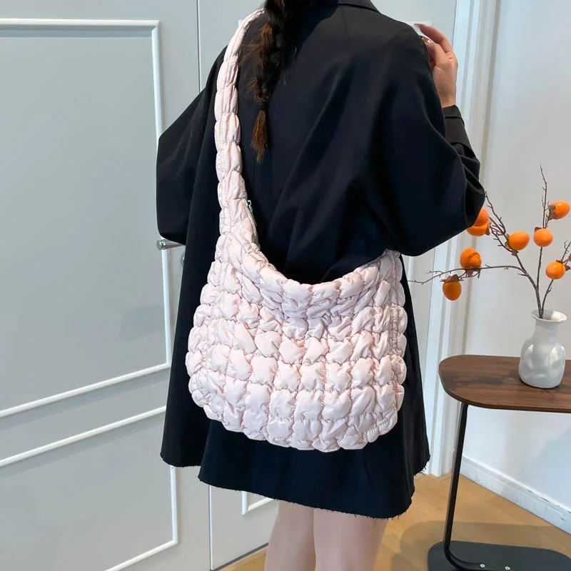 2025 شتاء جديد إمرأة سعة كبيرة حقيبة كروسبودي المتخصصة ريترو ستايل تخفيف حقيبة كتف أسفل السترات موضة عادية #1