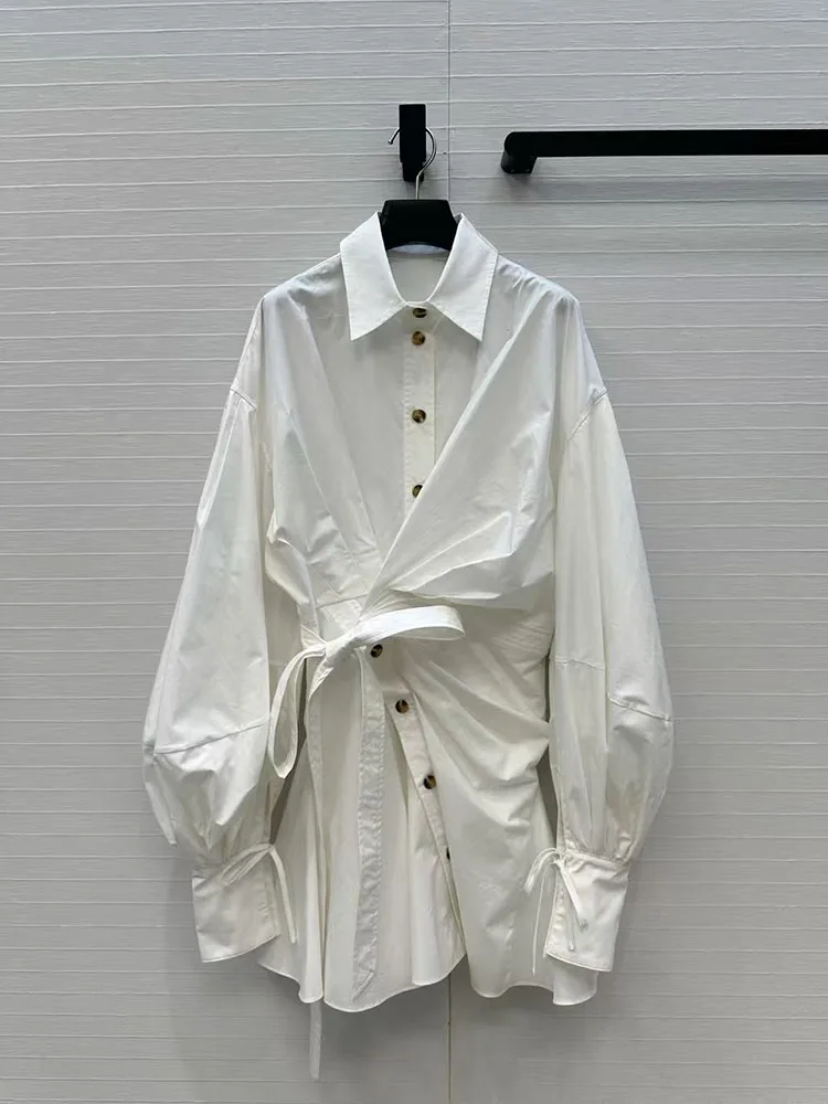 This autumn retro lapel lantern-sleeved shirt dress is designed with an irregular diagonal buckle and a cinched waist
