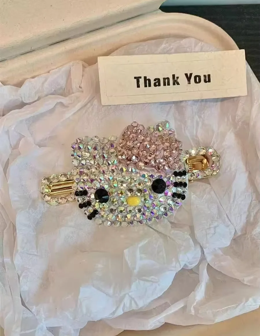 Sanrio Voll-Strass Hello Kitty Entenschnabel-Haarspange Niedliche Mädchenhafte Haardekoration Glänzende Kristall-Pony-Haarspange Rosa Rote Schleife