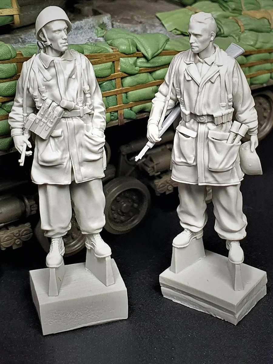 1/35 harsmodel figuursets GK, twee personen, geen auto, militair thema, ongemonteerd en ongeverfd
