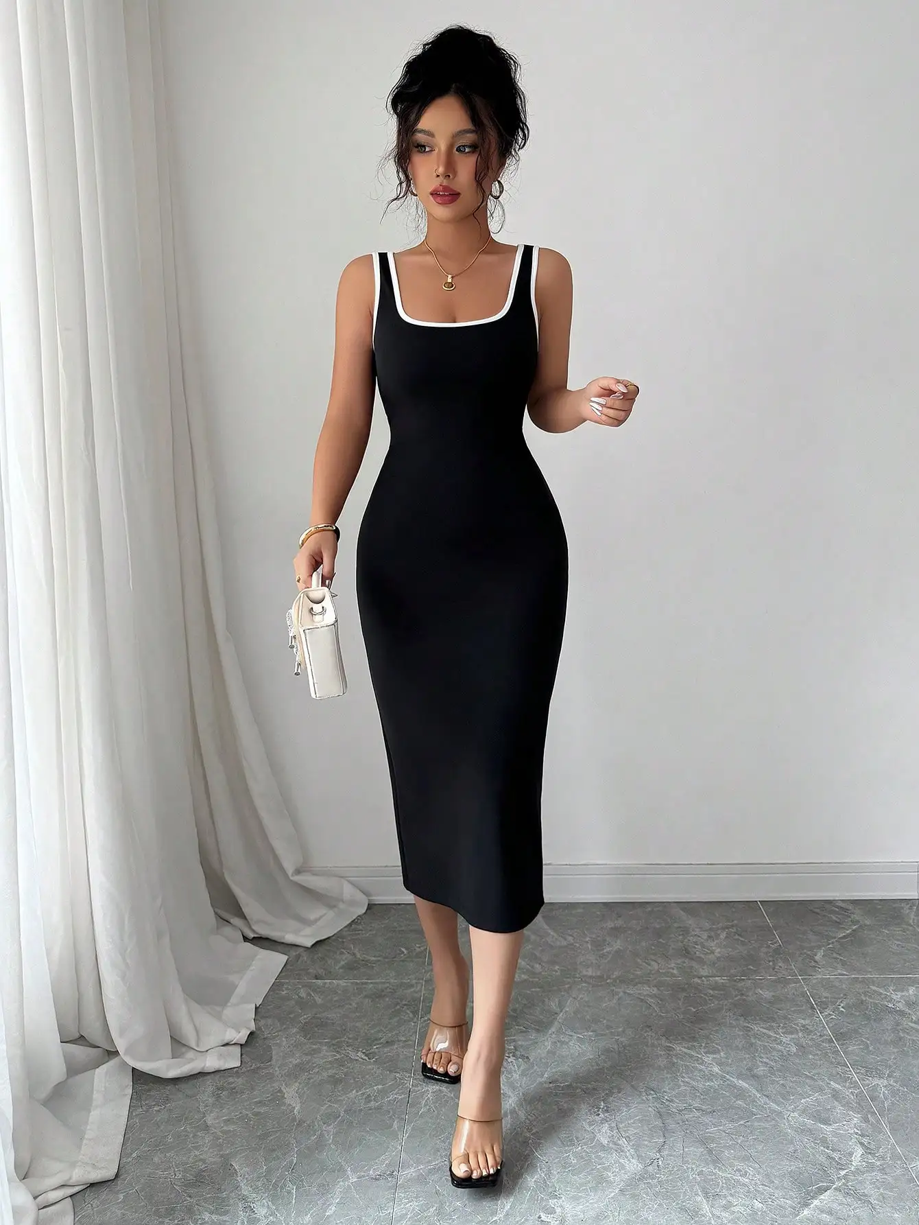 

Женское черное облегающее платье миди без рукавов с контрастной белой отделкой