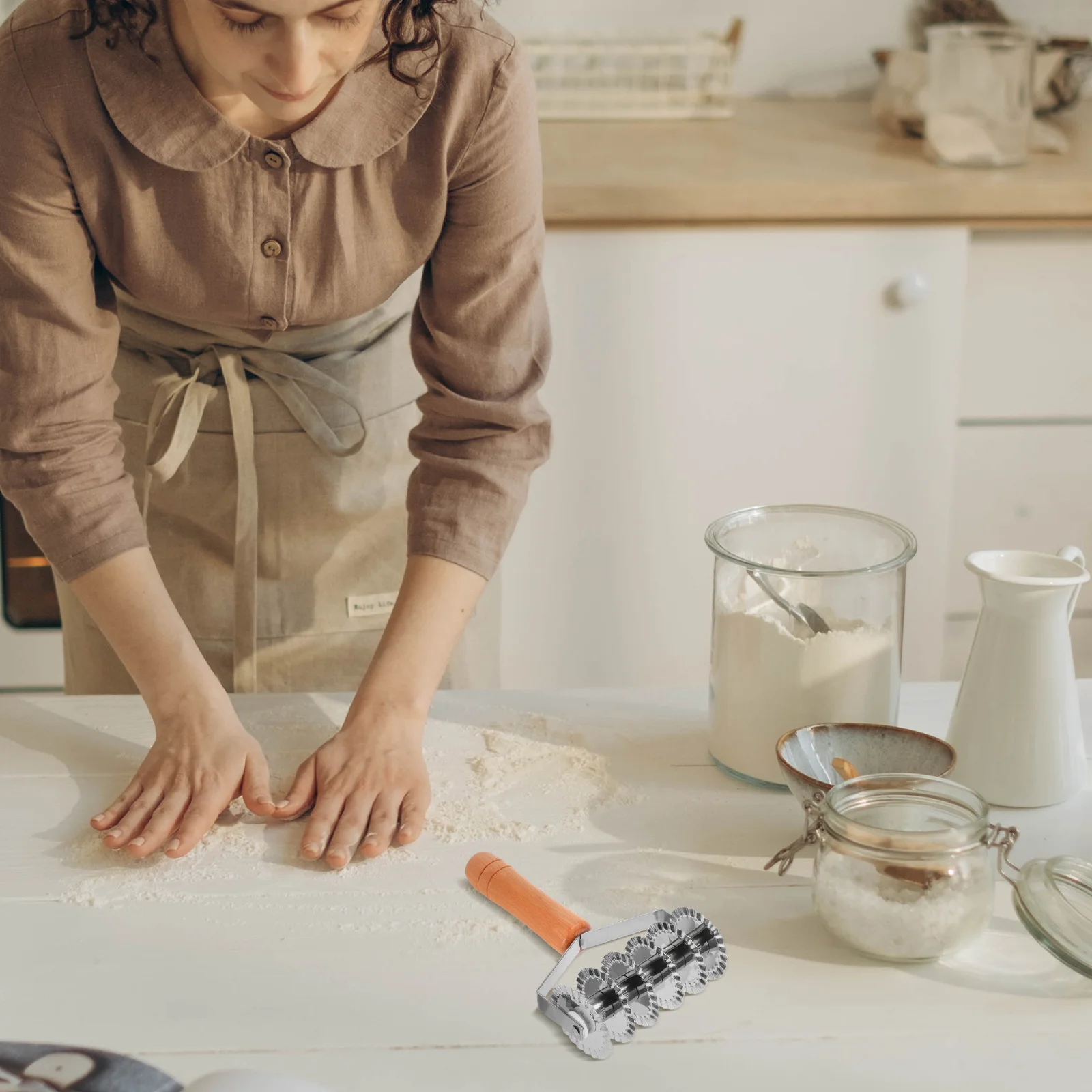 

Wood Handle Dough Cutter Stainless Steel Manual Slicer For Noodles Pasta Cutting Kitchen Tool Lattice Roller Dough Strip