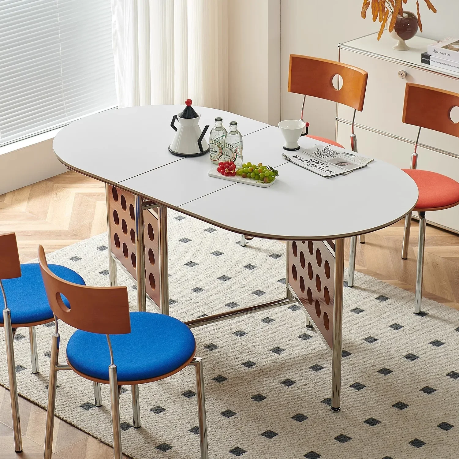 طاولة بيضاوية من الفولاذ المقاوم للصدأ قابلة للطي على الطراز الشمالي، طاولة تخزين بسيطة على طراز القرون الوسطى مقابل الحائط