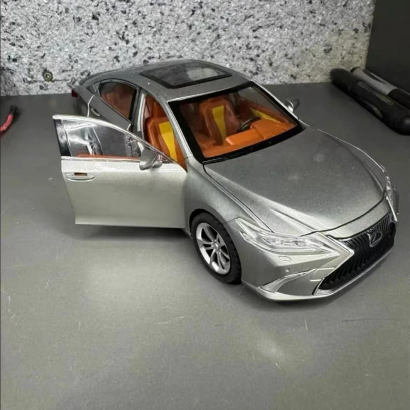 Coche fundido a presión a escala 1:24 Toyota TNGA Lexus Es300, modelo de Metal con luz y sonido, colección de juguetes para niños, regalos