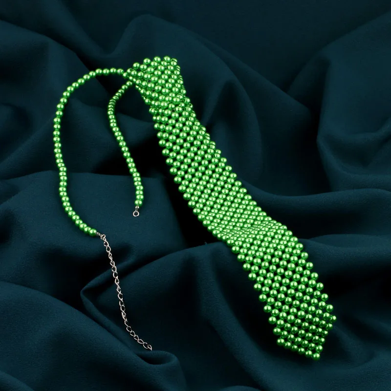 Stilvolle farbige Krawatte für Damen mit handgeschwindigten Perlen. Runway-Ready-Accessoire kann als Halskette oder Pulloverkette getragen werden – Detail 11