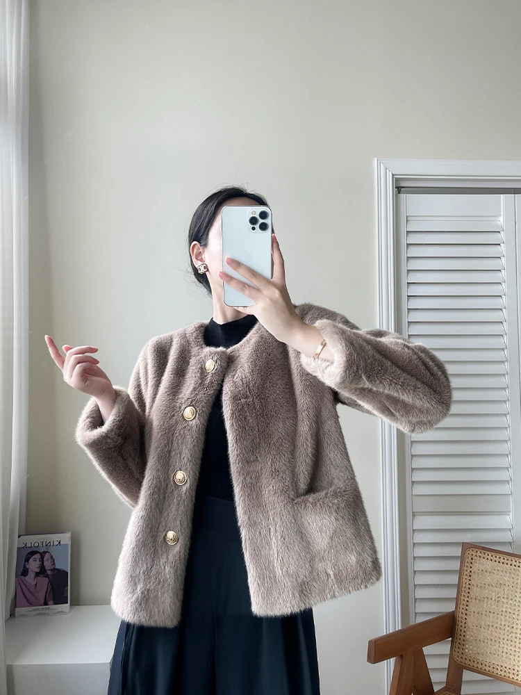 เสื้อขนเฟอร์เทียมแฟชั่นสำหรับผู้หญิง ฤดูหนาว 2023 ทรงทันสมัย ไซส์อินเทรนด์ ดีไซน์หวาน แขนยาว ทรงกลม