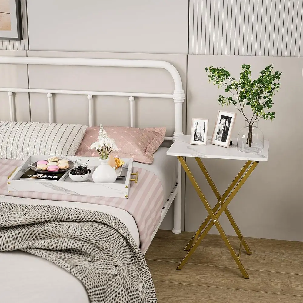 زوج من صواني التلفزيون القابلة للطي مع قمصان قابلة للفصل، مثالية للوجبات الخفيفة والخدمة في مساحات المعيشة، باللون الأبيض