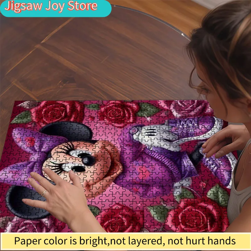 Disney Puzzle mit buntem, künstlerischem Muster, Minnie Mouse-Familieninteraktion, lebendiges abstraktes Design, kratzfest,