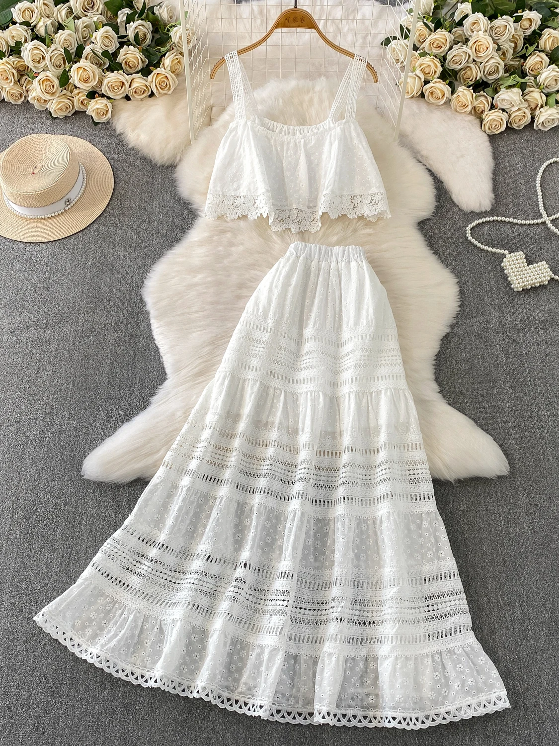 

Летний комплект из двух предметов: сексуальный топ с кружевными вставками и плиссированная юбка миди с высокой талией в стиле сказки.