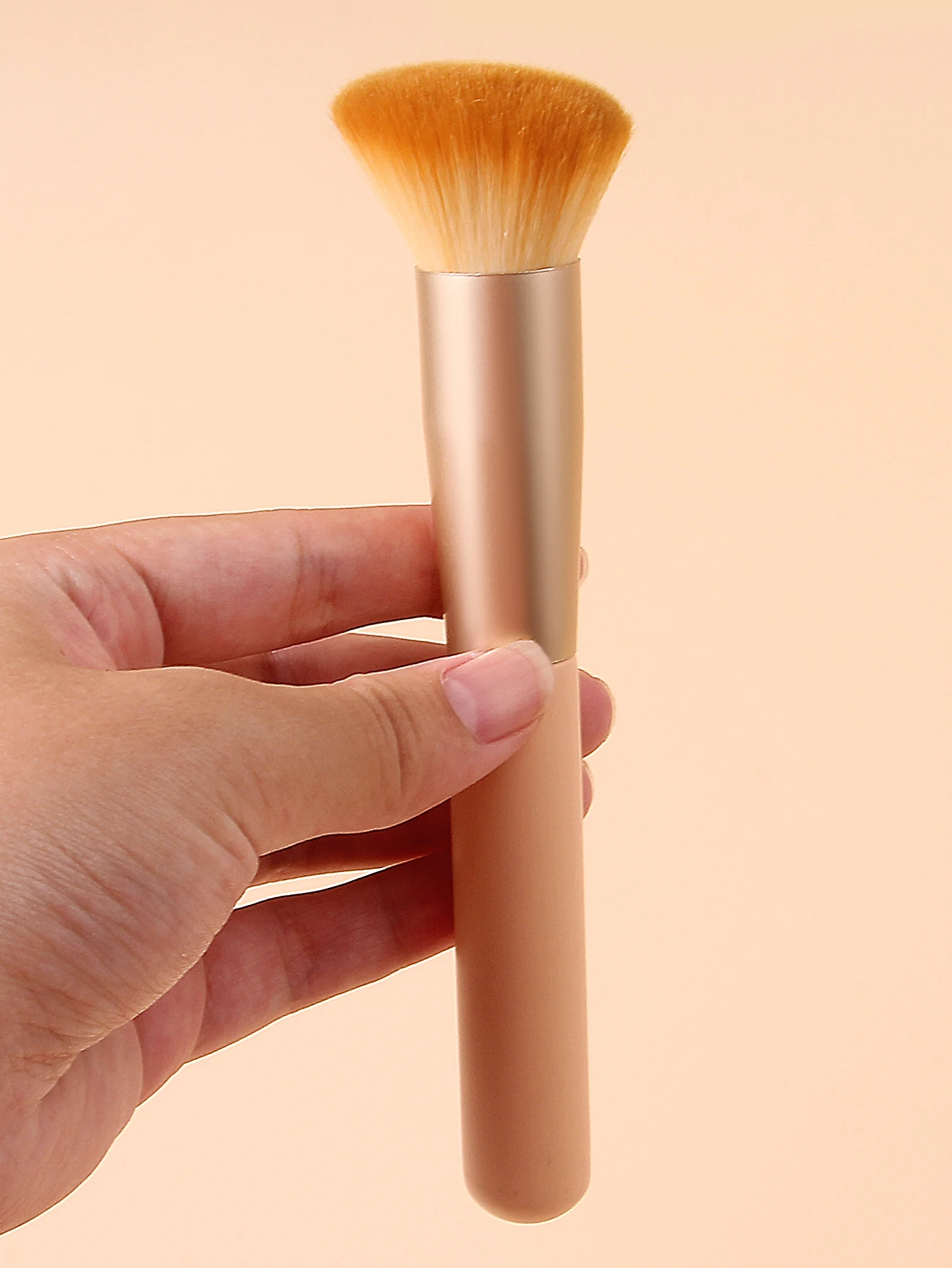 Single angled soft bristle makeup brush, professional facial foundation, blush and contouring, multi-functional beauty tool