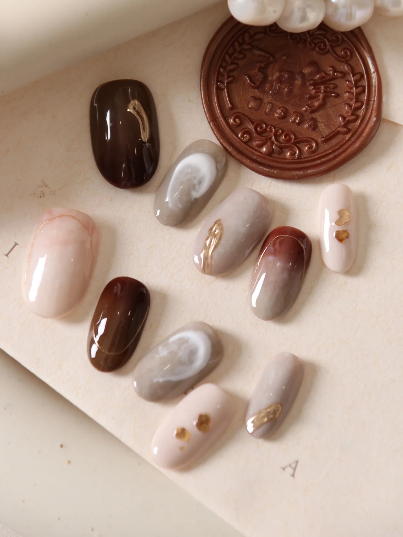 10 Stück Aufklebenägel, künstliche Nägel, kurz, braun mit weißem Halation-Effekt, inklusive 1 Blatt Klebestreifen & 1 Mini-Feile