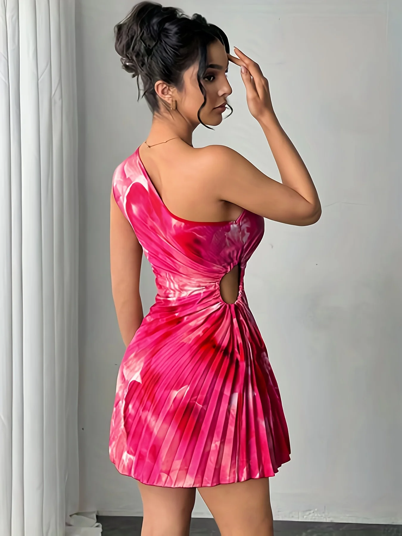 Sommerliches, elegantes Kleid mit Tintendruck und ausgehöhlter Taille, schräger Schulterkragen, gepresstes, plissiertes Damenkleid