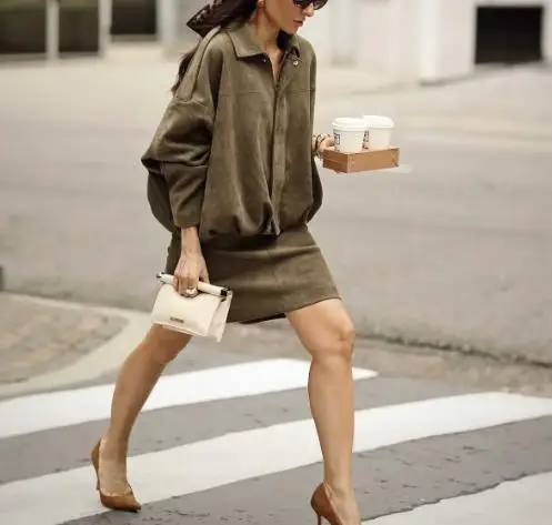 2025, Herbst und Winter, einfarbig, Revers, modischer Motorrad-Stil, Hirschlederjacke, Damen, lässig, einfache kurze Jacke