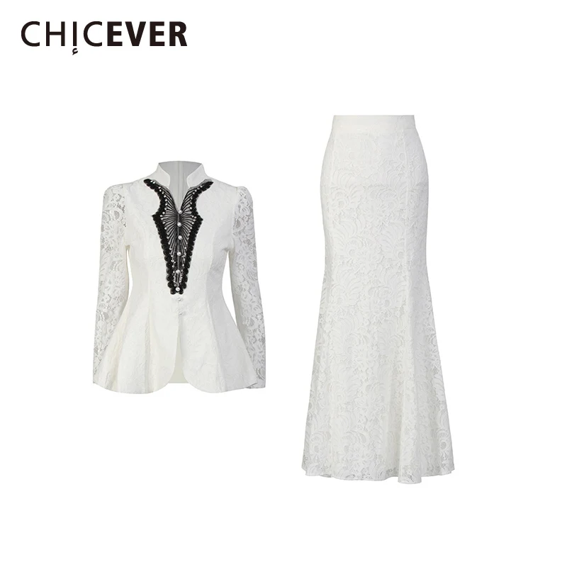 ชุดเซ็ตสองชิ้น CHICEVER สีขาวประดับเลื่อม แต่งปกตั้ง แขนยาว เสื้อแจ็คเก็ตหรูหราสง่างาม พร้อมกระโปรงแฟชั่นใหม่สำหรับผู้หญิง