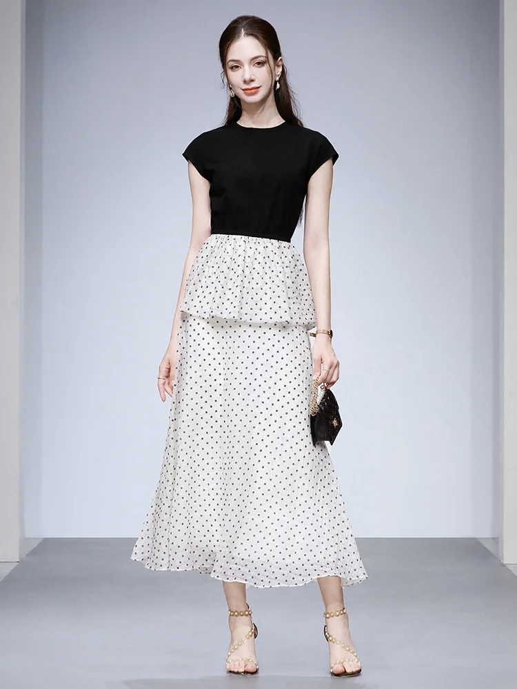 

Летний женский комплект: приталенная юбка А-силуэта с круглым вырезом и футболка с мелким цветочным принтом, контрастные цвета, высокая талия