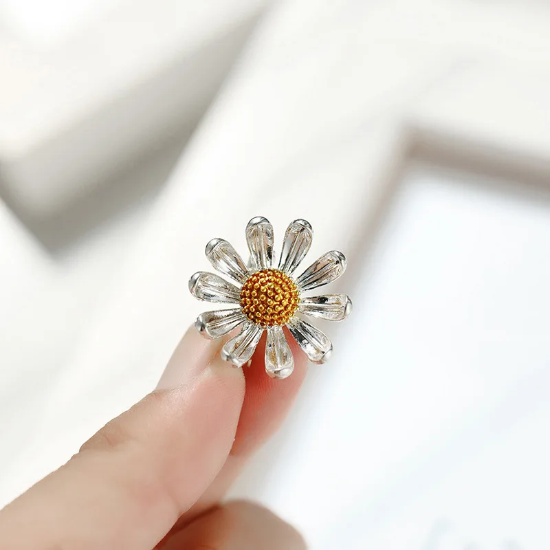 Wholesale Simple Elegant Small Daisy Brooch Pin, Korean Style Fashion Shirt Collar Pin, Clothing Accessory