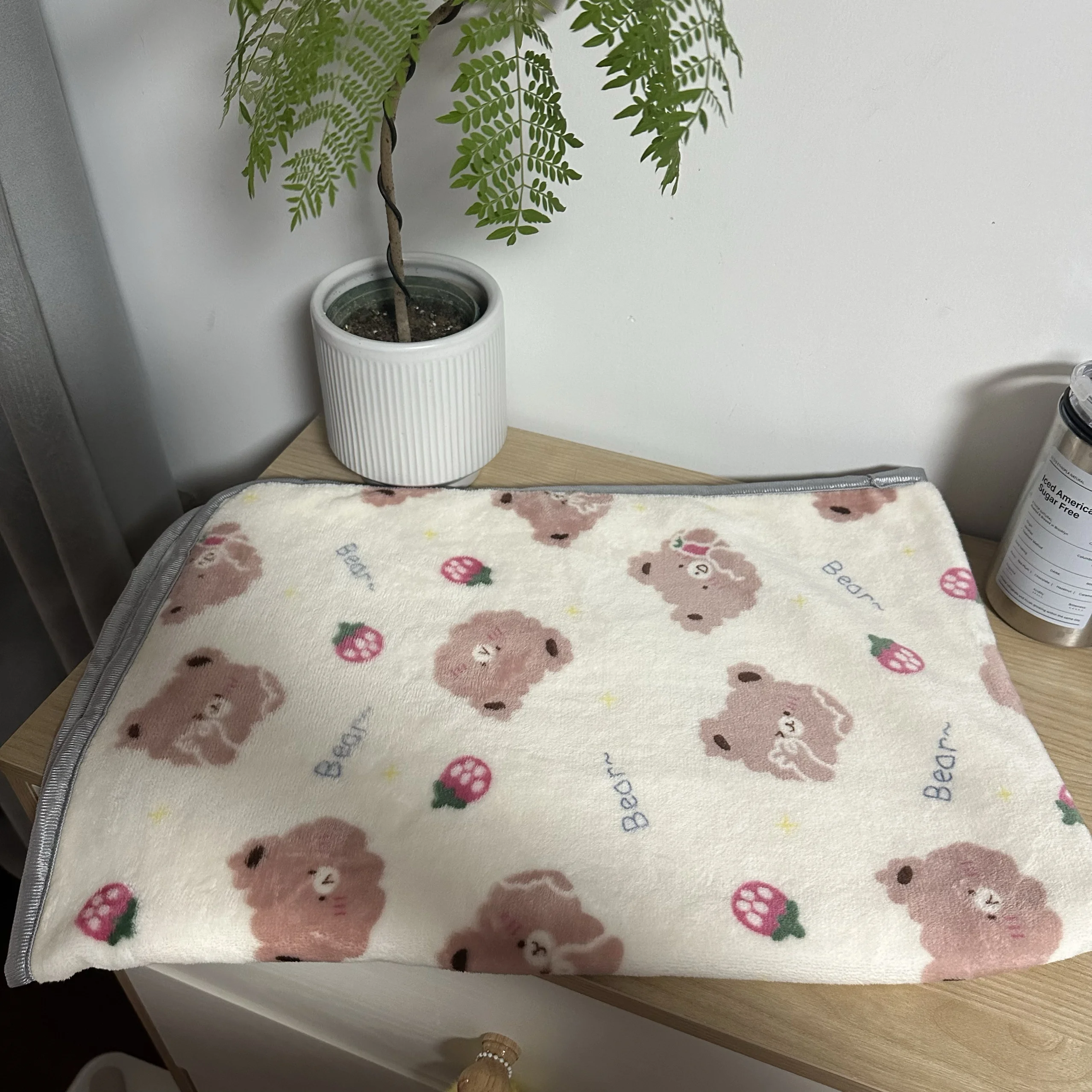 

New Moccasin Strawberry Patterned Velvet Leg Covering Small Blanket Air Conditioned Nap Time Classroom Velvet Blanket Cartoon