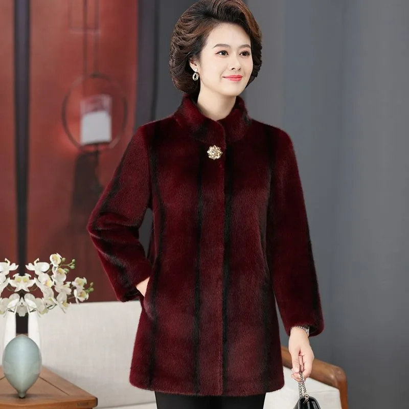 Fashionable Fur Coat for Middle-aged and Elderly Women, Elegant Fur Integrated Coat Noble Mom Winter Coat Imitating Mink Fleece,
