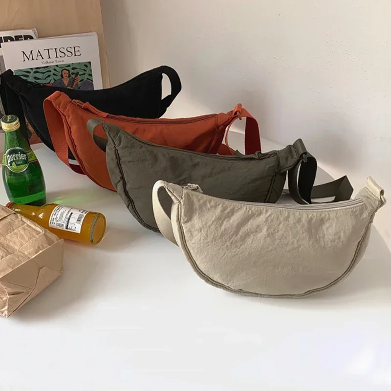 Große Nylon-Umhängetasche für Damen, lässige, einfarbige Schultertasche für Reisen und Pendeln, schlichtes Design. – Detail 3
