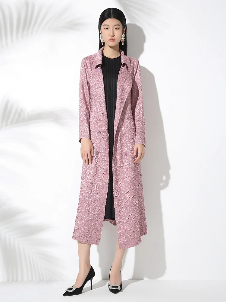 Hochwertige, plissierte Revers-Windjacke mit zweireihiger Schnalle und Bindung an der Taille, stilvolle Pendler-Herbst-Mittellänge im neuen Stil [ 20240907 ]