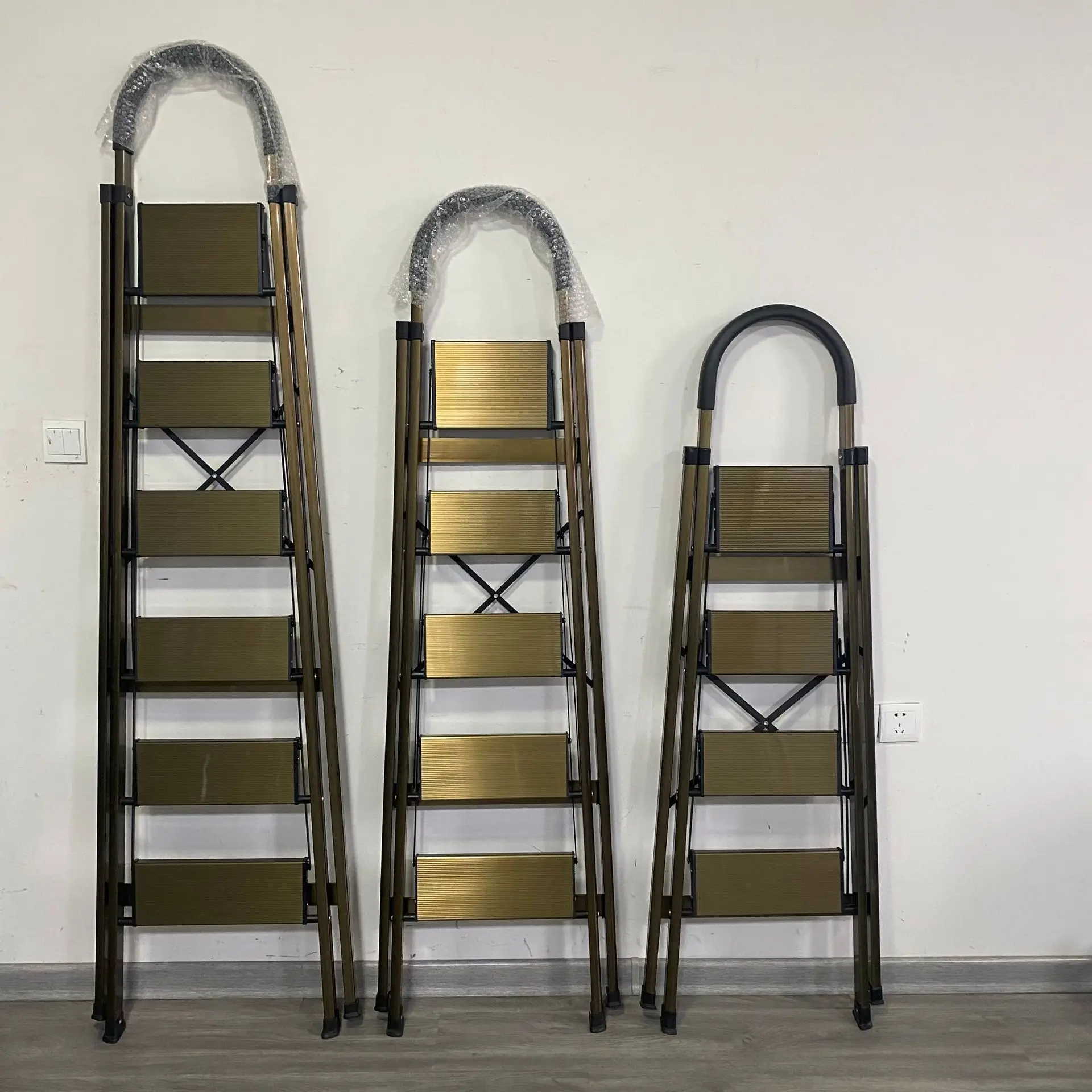 Golden D-type aluminum alloy household ladder widened and thickened folding ladder, herringbone aluminum ladder, step stool