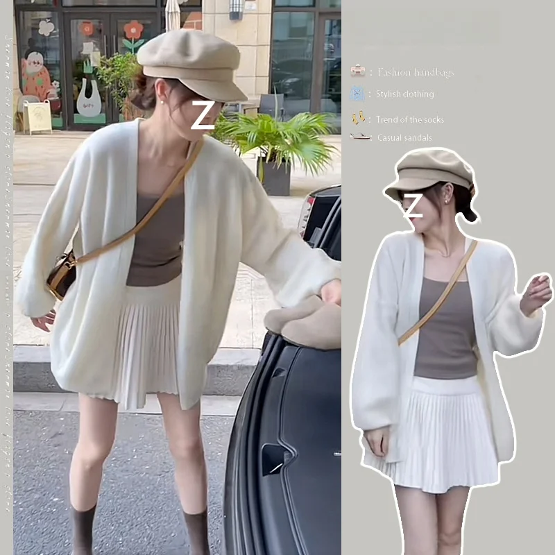 

Нежный вязаный комплект из трех предметов: модный осенний жилет, кардиган и плиссированная юбка для женщин.