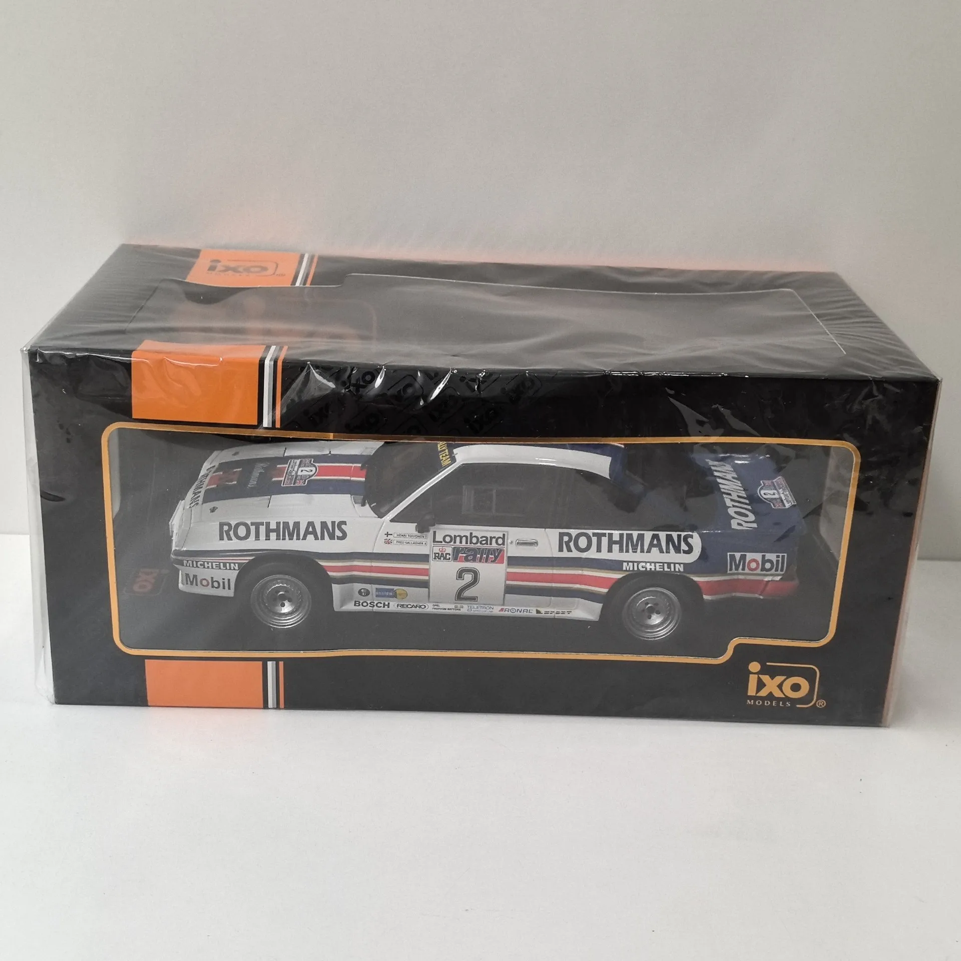 

The Left Glass Is Broken Diecast IXO 1:18 Scale OPEL ASCONA 400 #2 1983 Alloy Car Model Collectible Toy Gift Souvenir Display