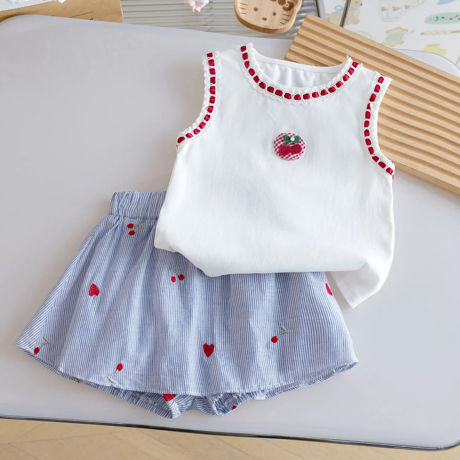conjunto-de-verao-respiravel-para-meninas-top-de-cereja-amigavel-a-pele-da-bebe-shorts-com-bordado-de-coracao-conjunto-de-2-pecas