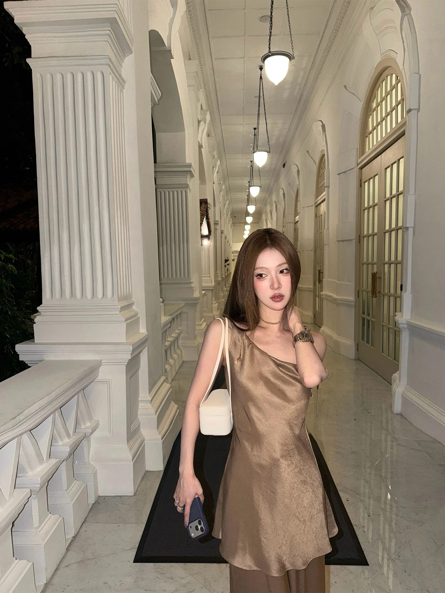 

Модный атласный топ на тонких бретелях с дизайнерскими оборками Night ZONEELEA Song yun, свободный крой во французском стиле