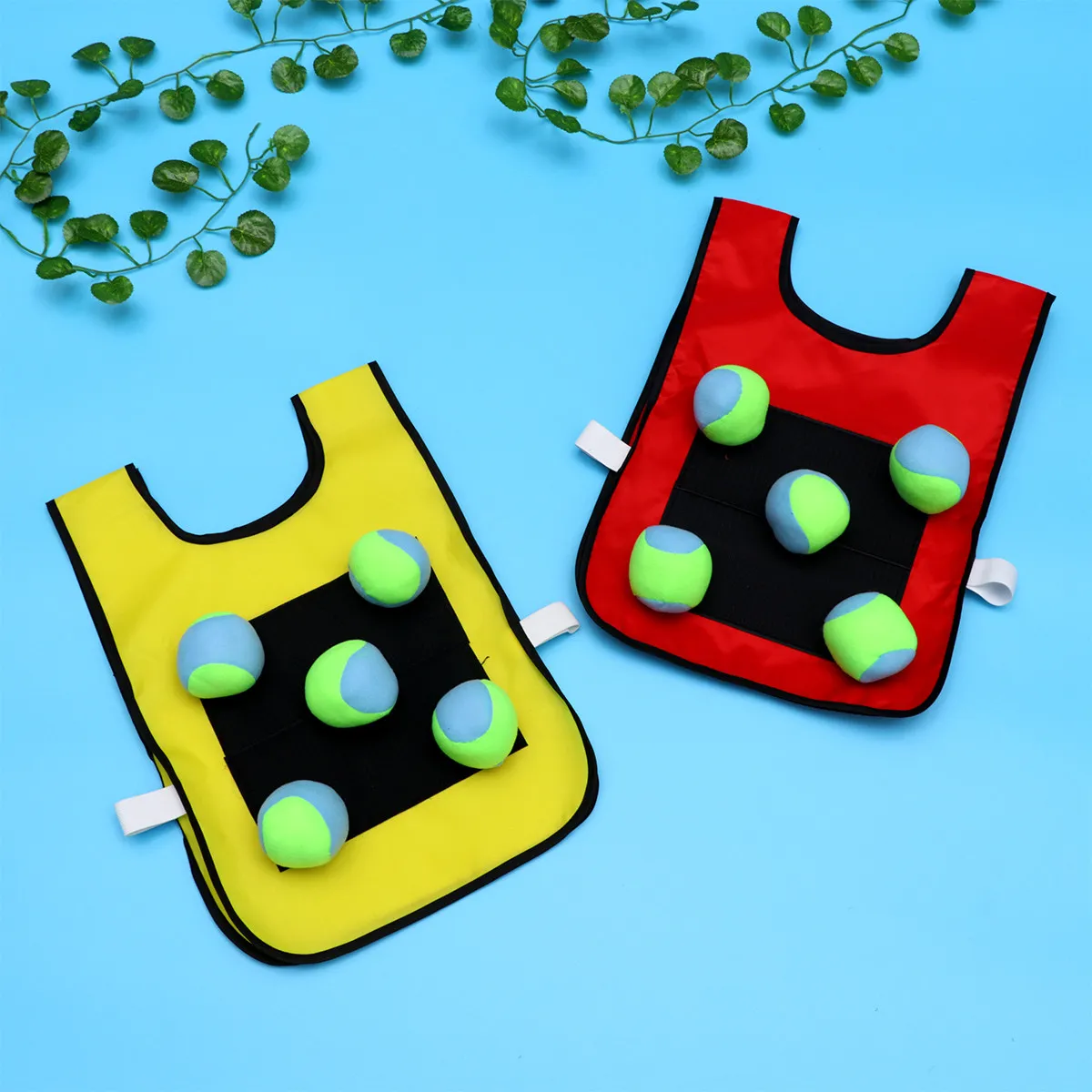

Набор из 2 жилетов с липкими шариками (красный и желтый) и 10 поролоновых мячей для детских групповых игр на улице, развития моторики и социальных навыков