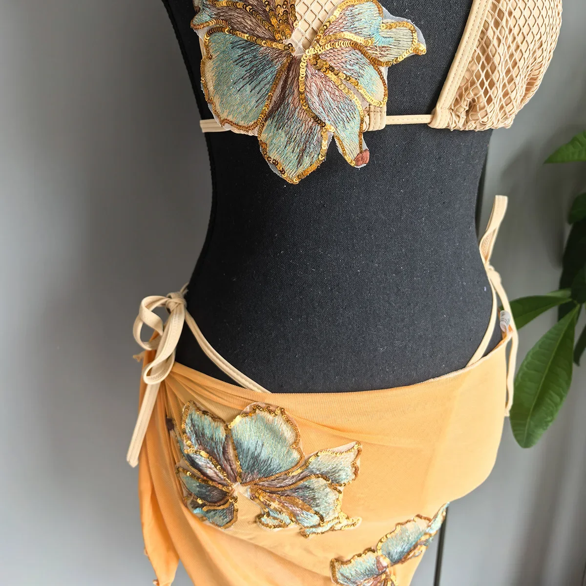 ชุดบิกินี่เซ็กซี่ 3 ชิ้น สำหรับผู้หญิง ปี 2025 ชุดว่ายน้ำ ชุดชายหาด พร้อมผ้าคลุมลายดอกไม้