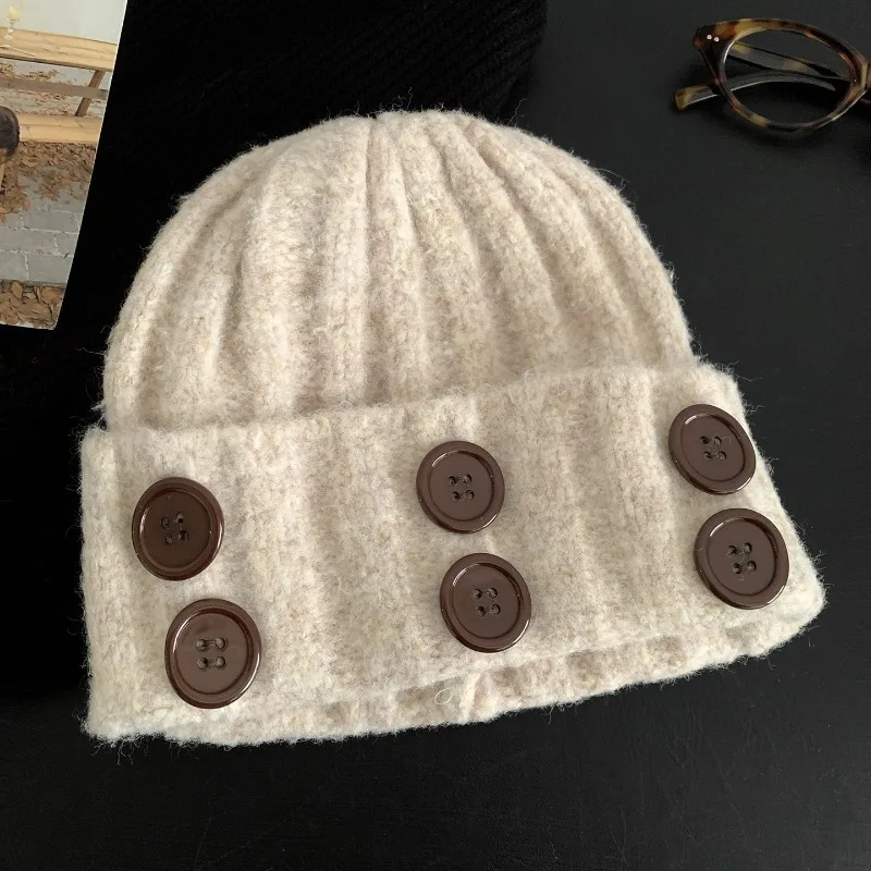 Koreanisches Knopfdesign, Strickmütze für Damen, ideal für Herbst und Winter, hält die Ohren warm, süß und vielseitig, als Mütze oder als Kopfbedeckung. – Detail 3